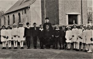 Historisches Rickelrath Kommunionkinder vor der alten Kirche
