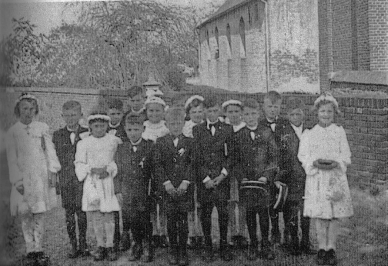 Historisches Rickelrath Kommunionkinder vor der alten Kirche