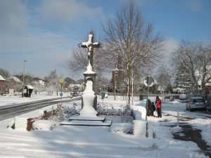Dorfkreuz im Winter