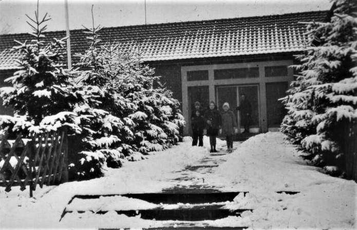 Historisches Bild Schuleingang Winter Rickelrath