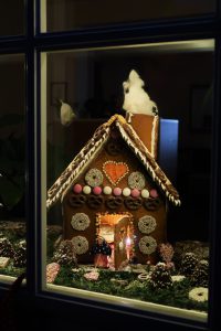 Fenster Lebkuchenhaus lebendiger Adventskalender